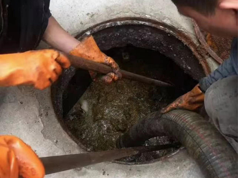 城区清理化粪池时如何避免沼气的危害?